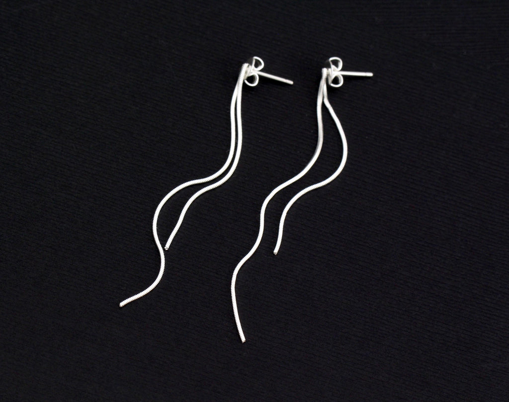 Sophisticated Snake Chain Dangle Earrings: Timeless Beauty