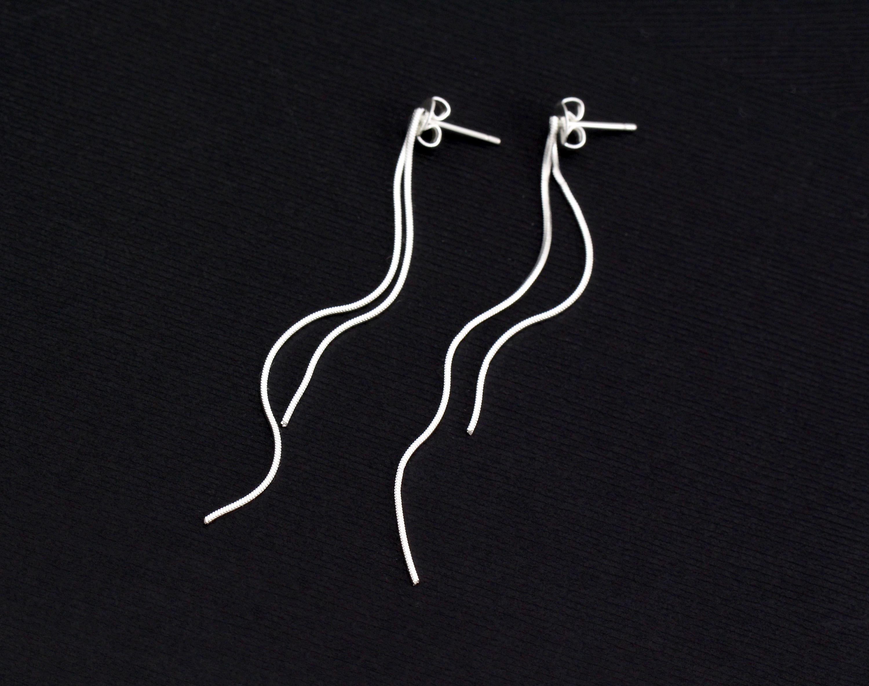 Sophisticated Snake Chain Dangle Earrings: Timeless Beauty